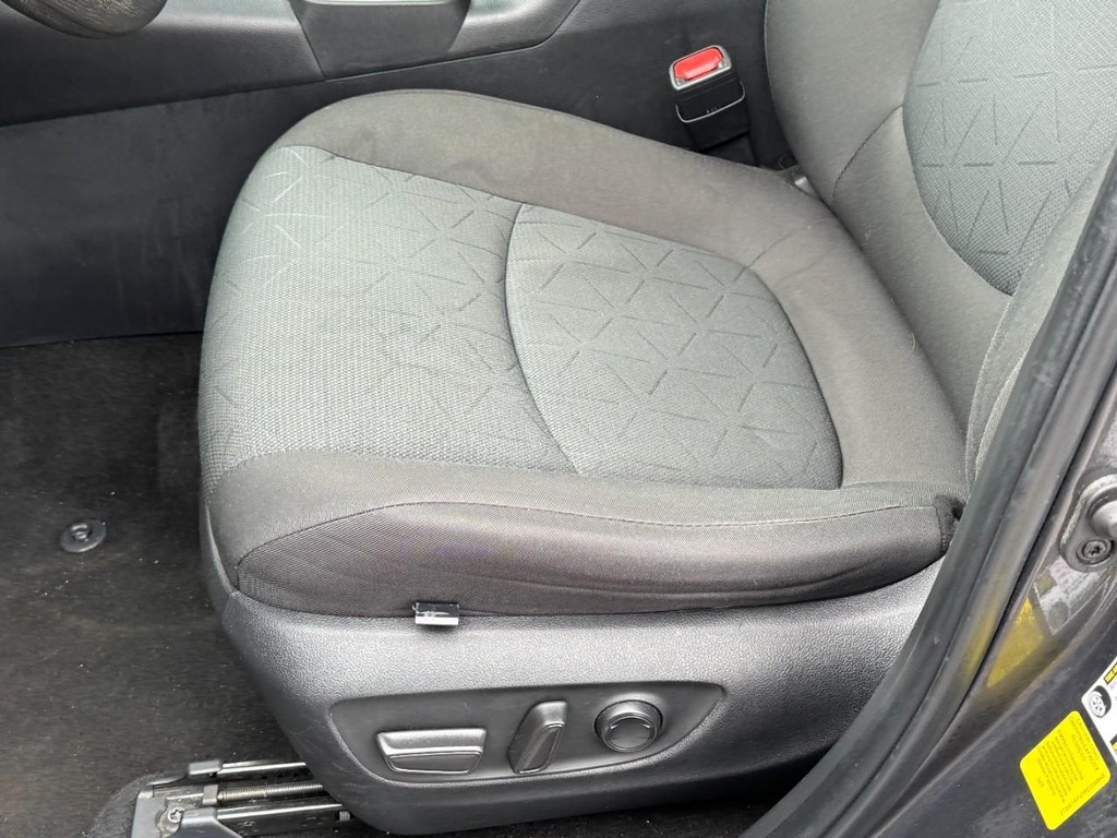 Toyota RAV4 Vehicle Full-screen Gallery Image 22