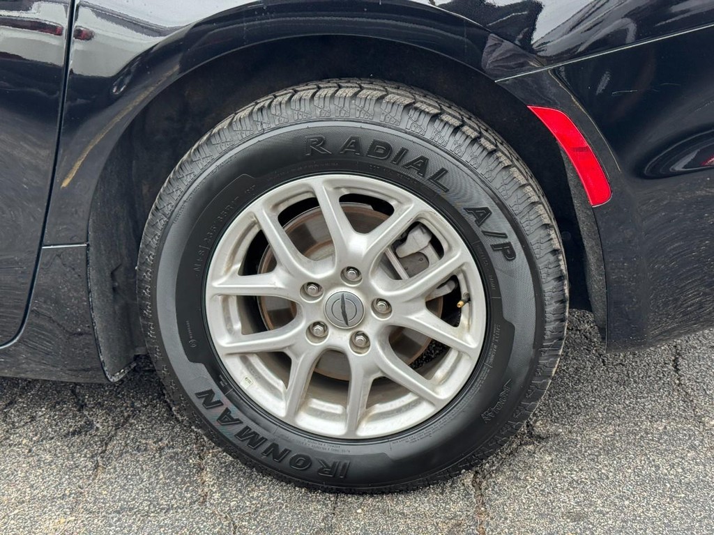 Chrysler Pacifica Vehicle Full-screen Gallery Image 05