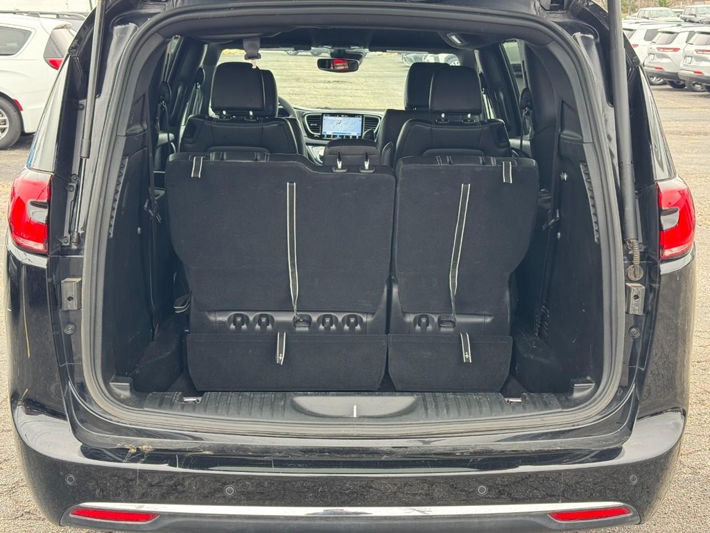 Chrysler Pacifica Vehicle Full-screen Gallery Image 09