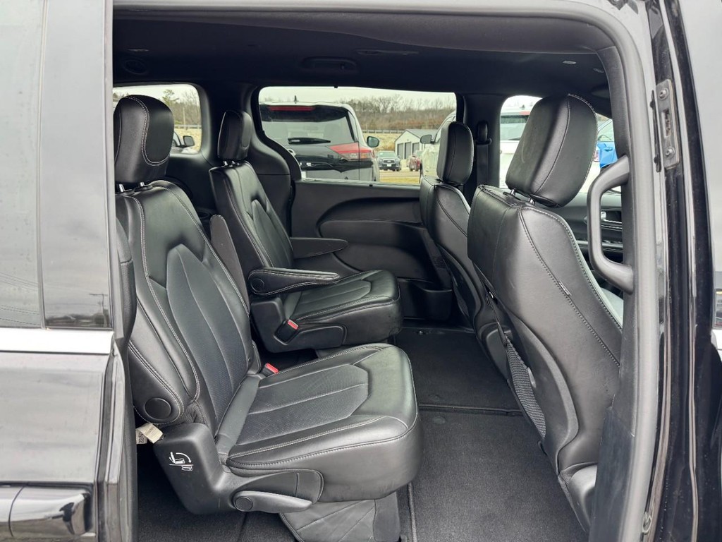 Chrysler Pacifica Vehicle Full-screen Gallery Image 10