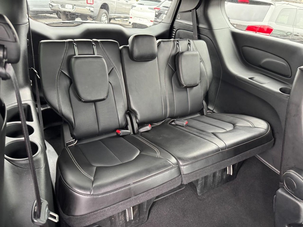 Chrysler Pacifica Vehicle Full-screen Gallery Image 11