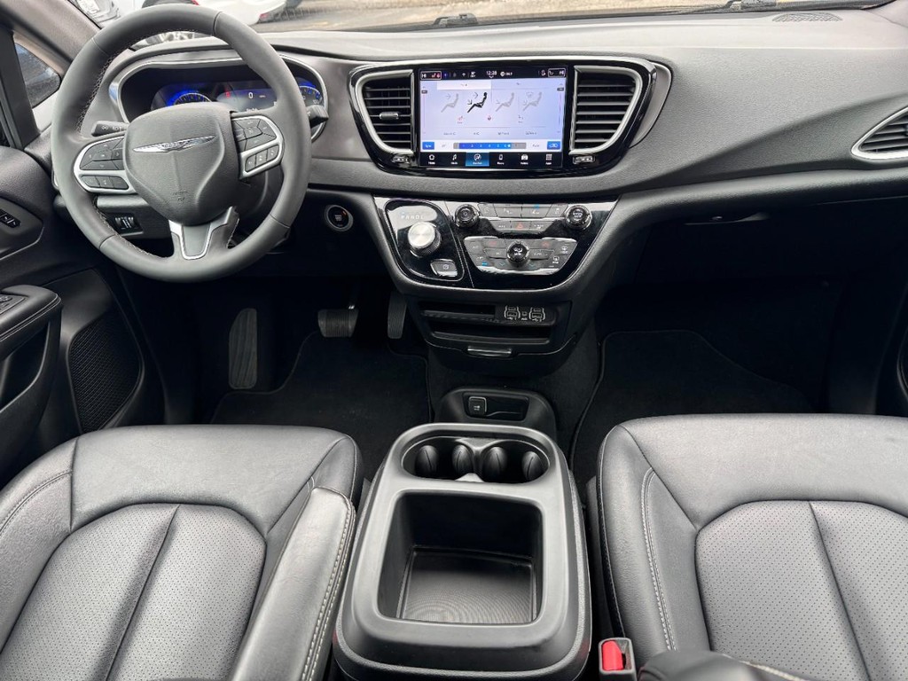 Chrysler Pacifica Vehicle Full-screen Gallery Image 12