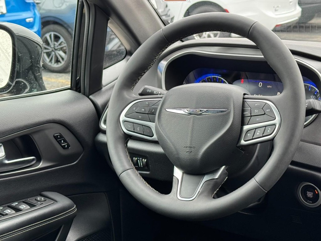 Chrysler Pacifica Vehicle Full-screen Gallery Image 13