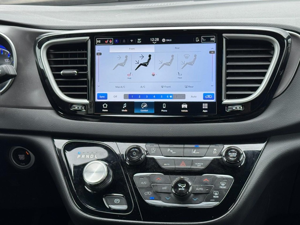 Chrysler Pacifica Vehicle Full-screen Gallery Image 14