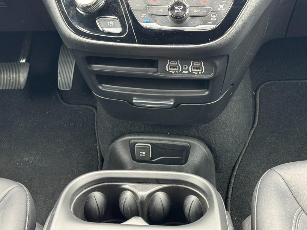 Chrysler Pacifica Vehicle Full-screen Gallery Image 15