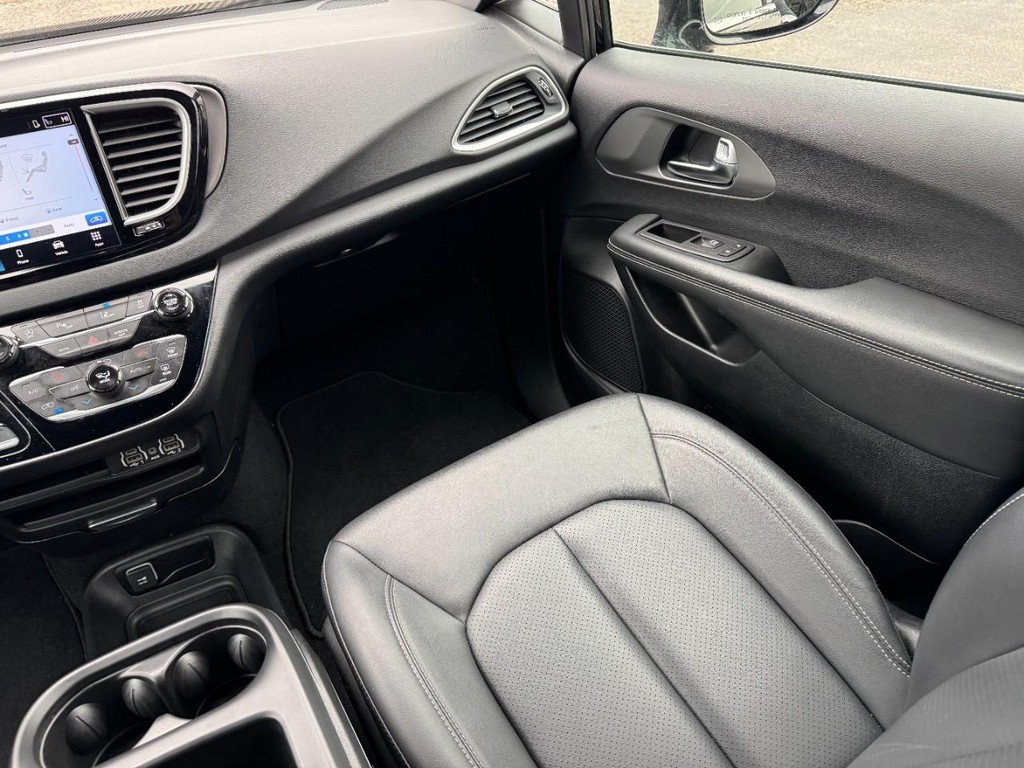 Chrysler Pacifica Vehicle Full-screen Gallery Image 16