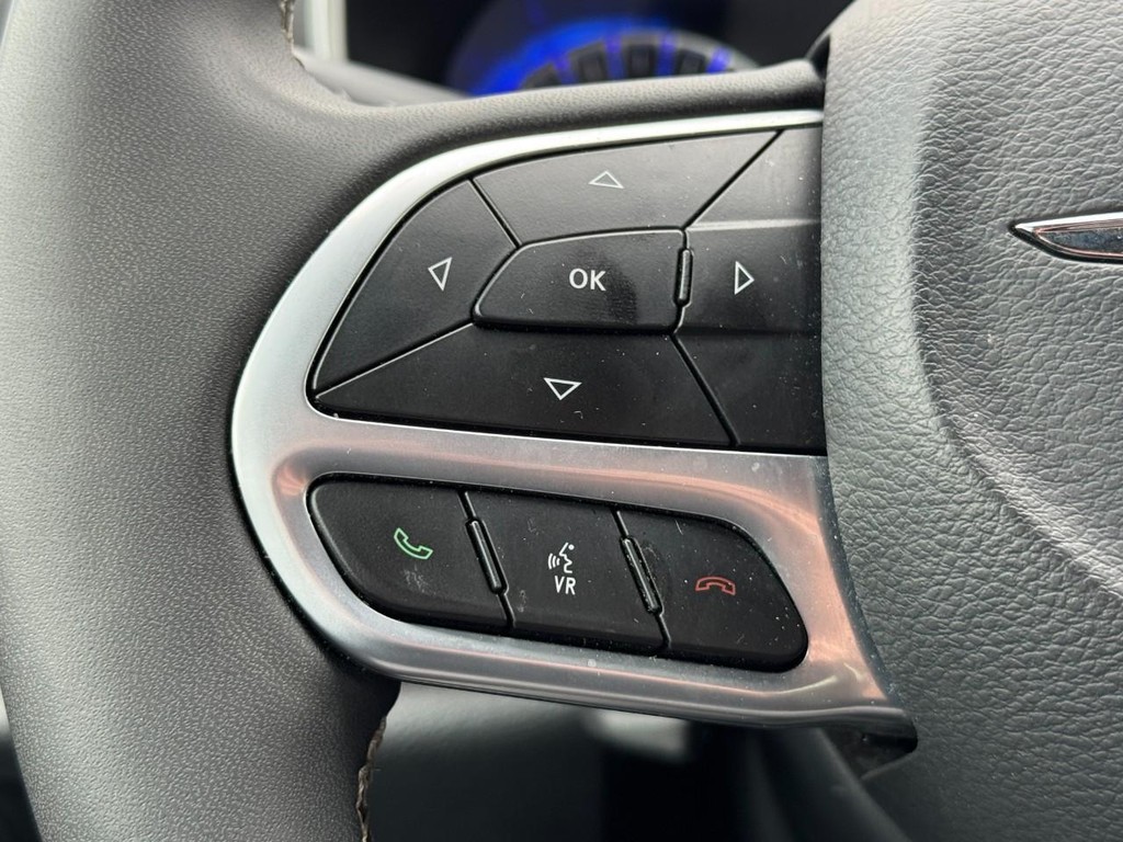 Chrysler Pacifica Vehicle Full-screen Gallery Image 18