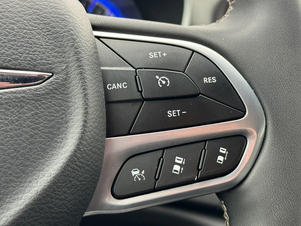 Chrysler Pacifica Vehicle Full-screen Gallery Image 19