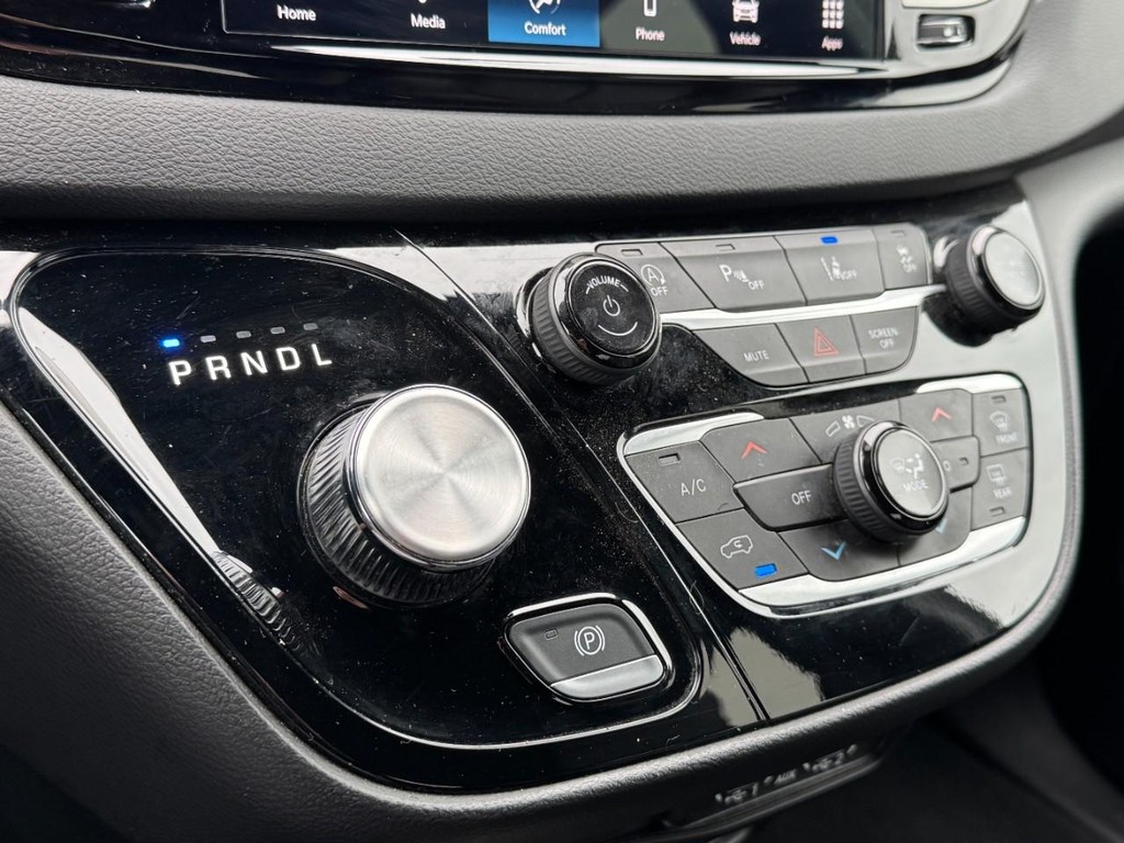 Chrysler Pacifica Vehicle Full-screen Gallery Image 21