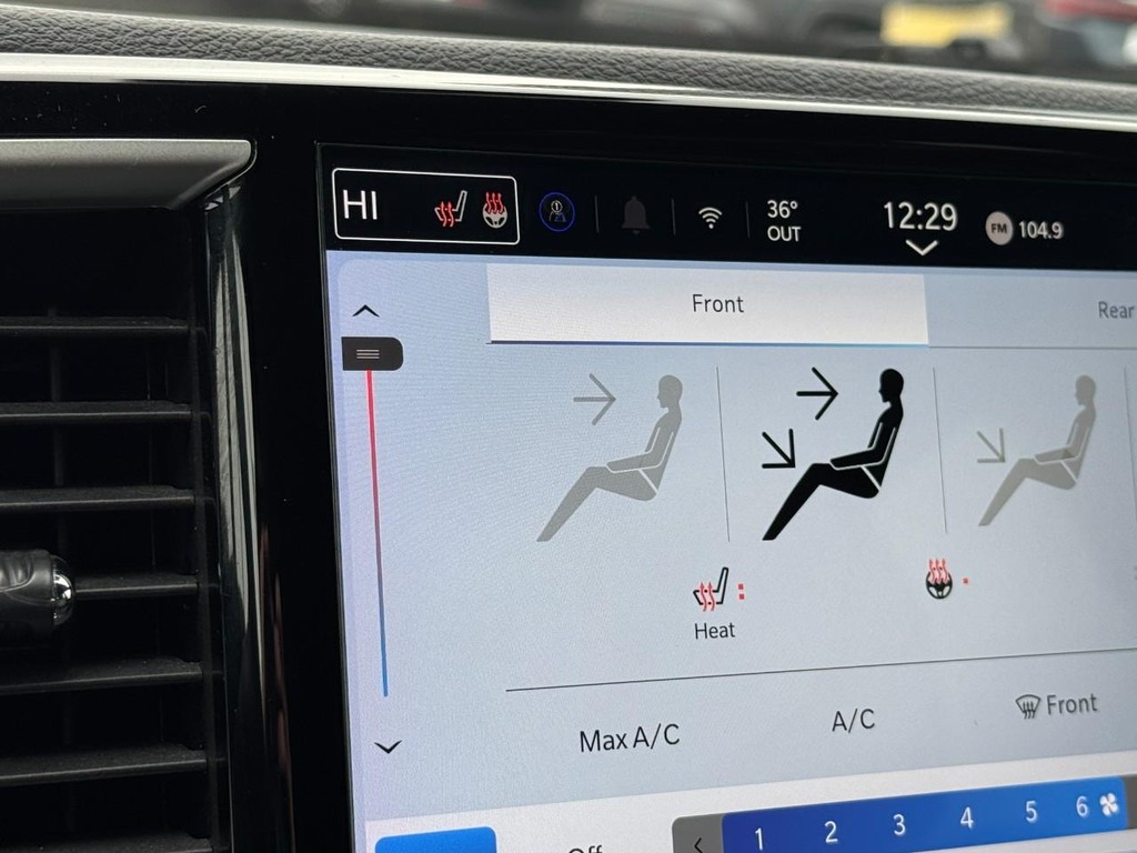 Chrysler Pacifica Vehicle Full-screen Gallery Image 22