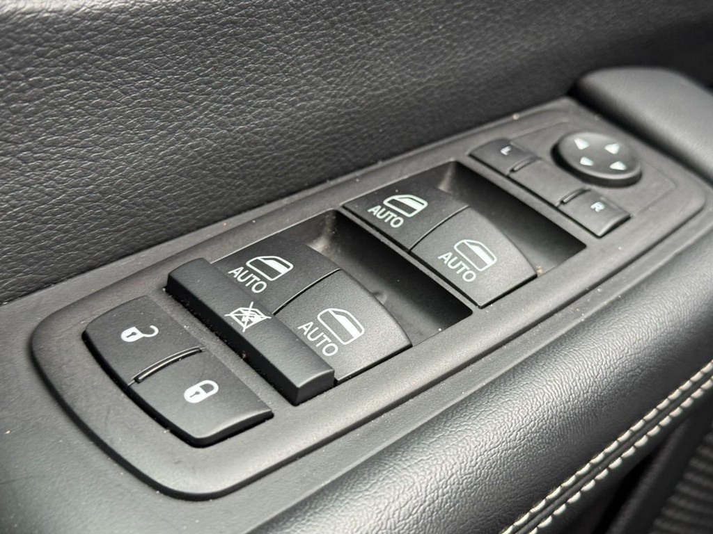 Chrysler Pacifica Vehicle Full-screen Gallery Image 24