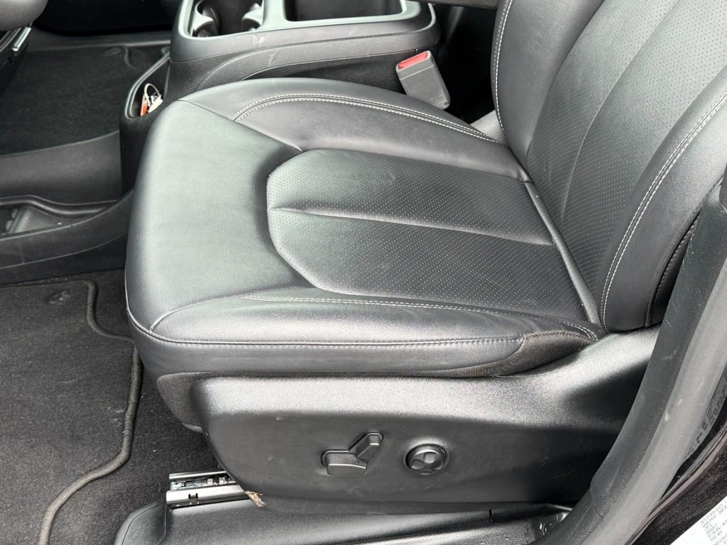 Chrysler Pacifica Vehicle Full-screen Gallery Image 25