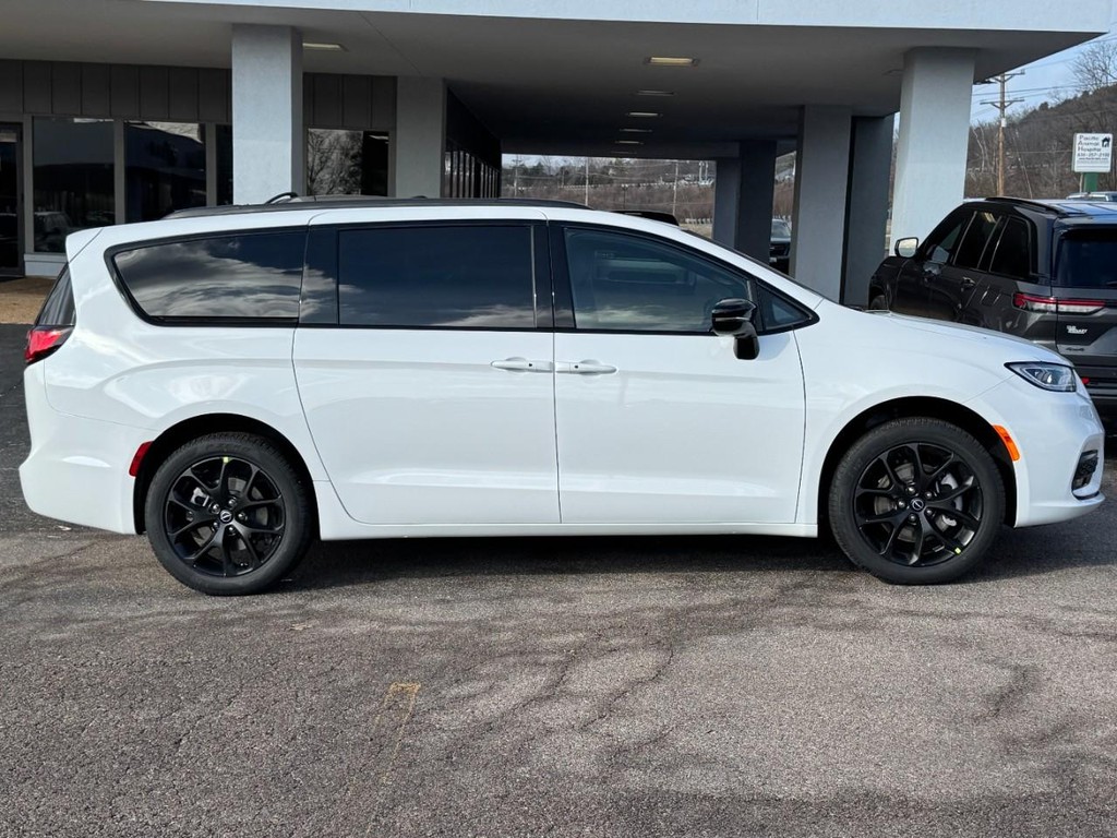 Chrysler Pacifica Vehicle Full-screen Gallery Image 02