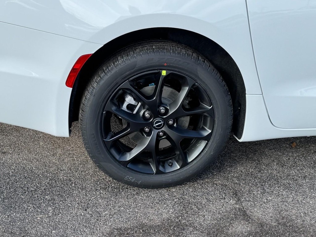 Chrysler Pacifica Vehicle Full-screen Gallery Image 04