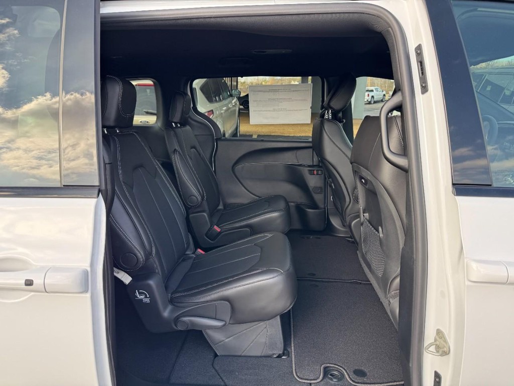 Chrysler Pacifica Vehicle Full-screen Gallery Image 05