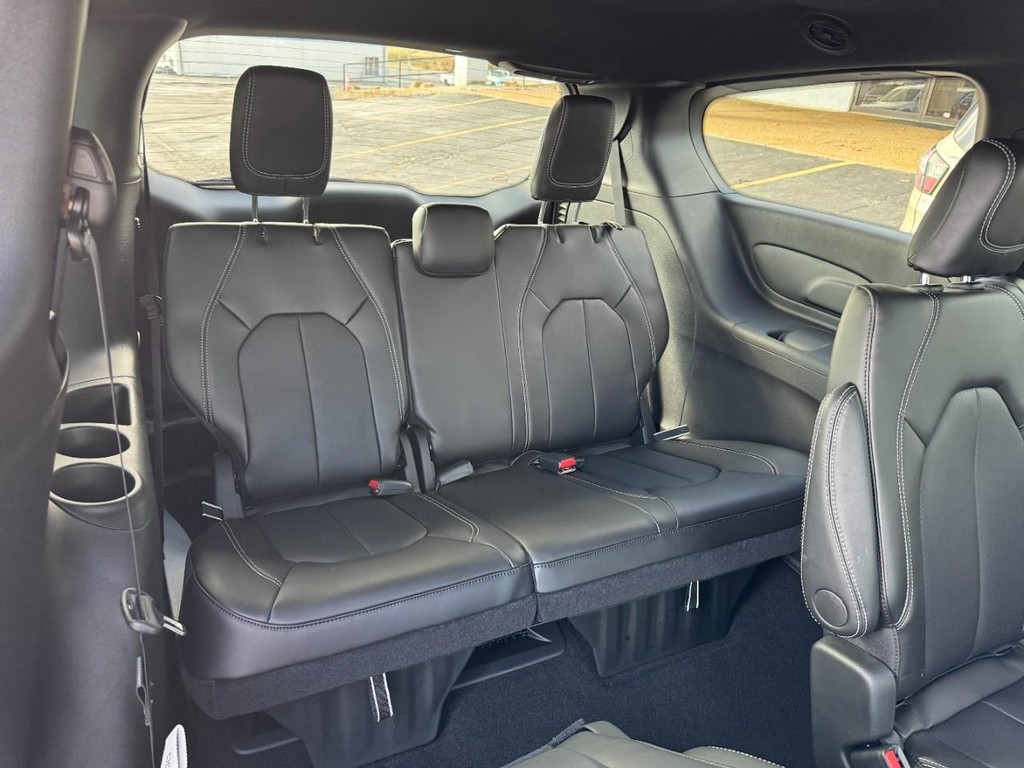 Chrysler Pacifica Vehicle Full-screen Gallery Image 06