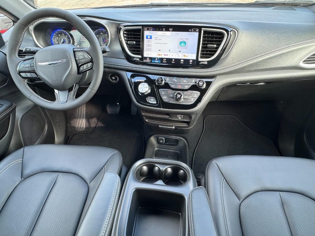 Chrysler Pacifica Vehicle Full-screen Gallery Image 07