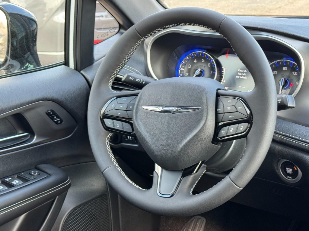 Chrysler Pacifica Vehicle Full-screen Gallery Image 08