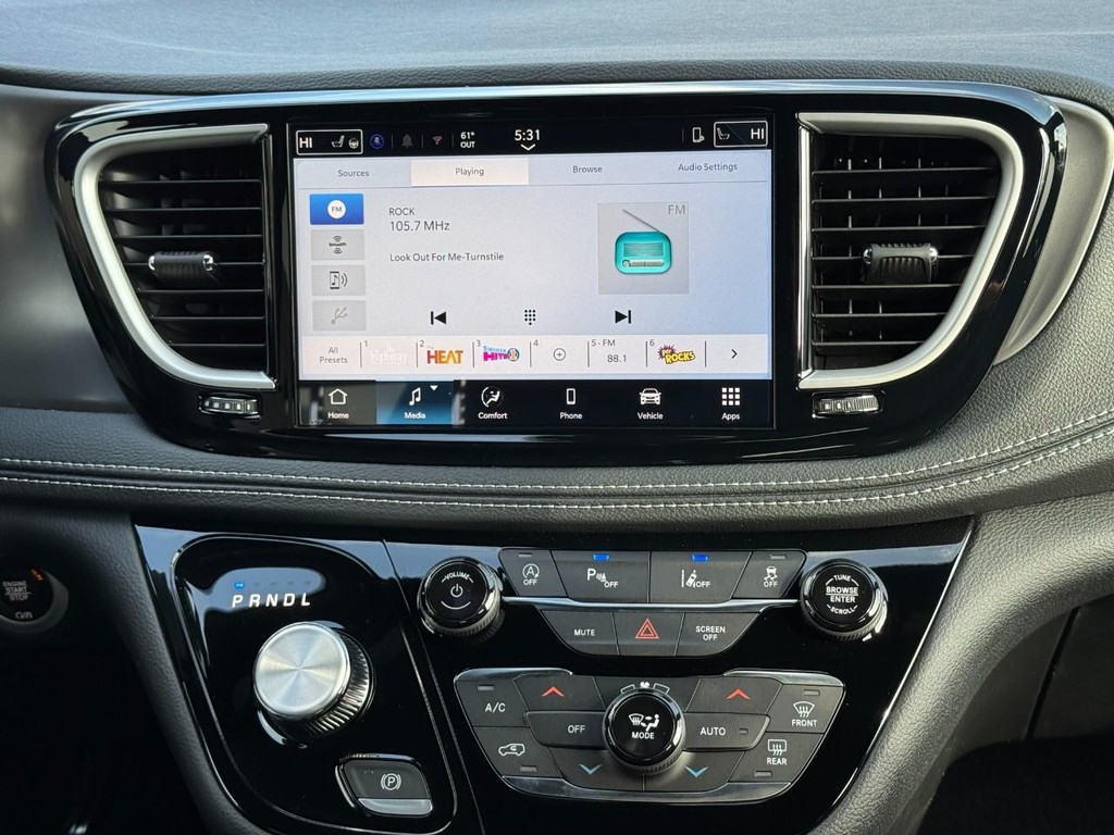 Chrysler Pacifica Vehicle Full-screen Gallery Image 09