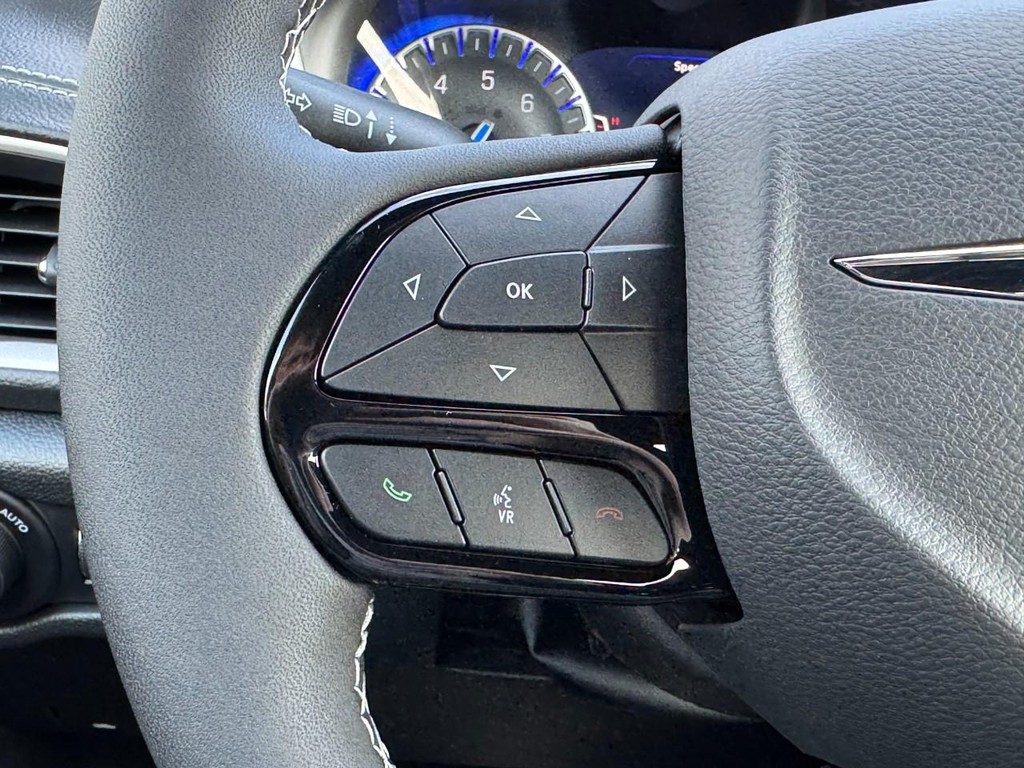 Chrysler Pacifica Vehicle Full-screen Gallery Image 12