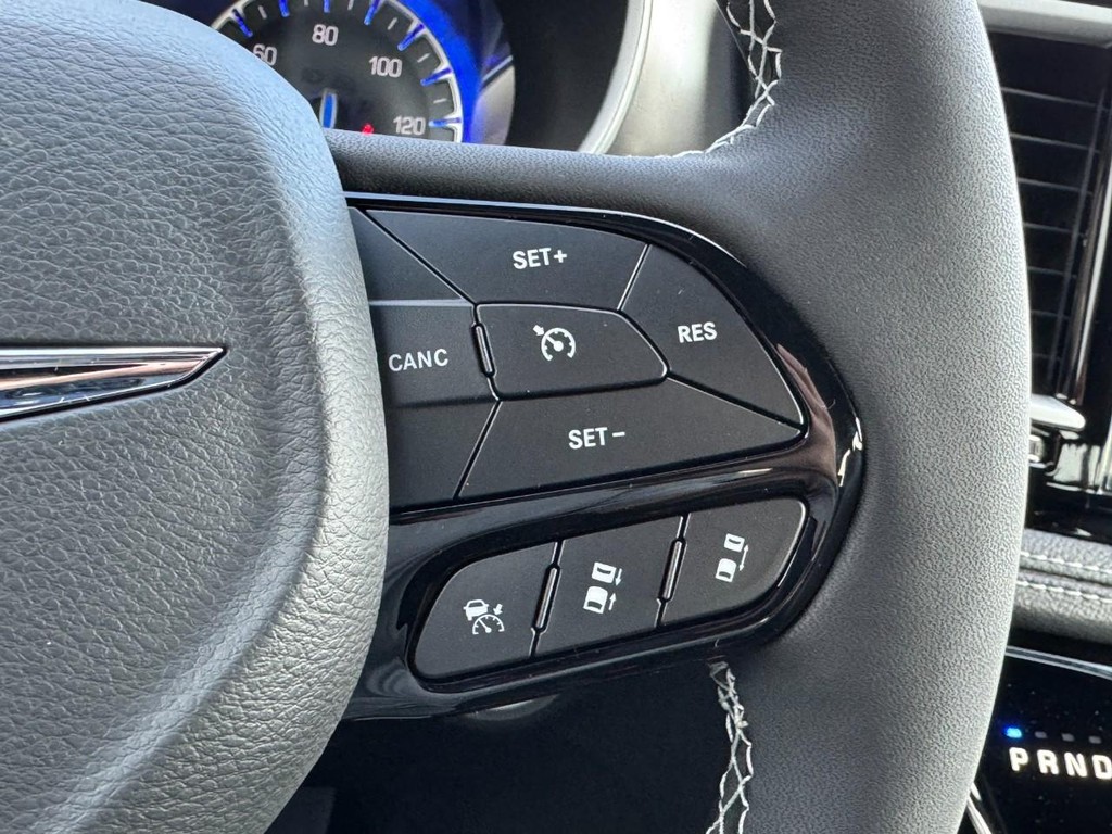 Chrysler Pacifica Vehicle Full-screen Gallery Image 13