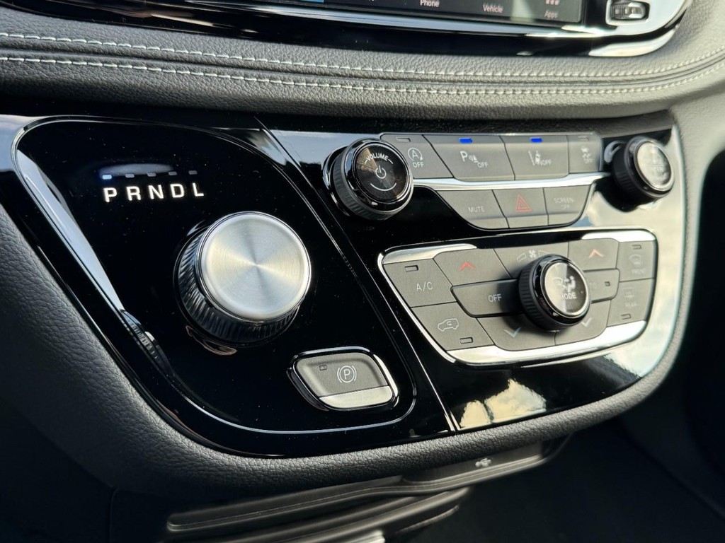 Chrysler Pacifica Vehicle Full-screen Gallery Image 14