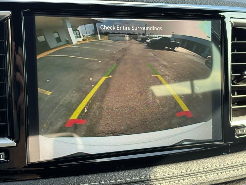 Chrysler Pacifica Vehicle Full-screen Gallery Image 17