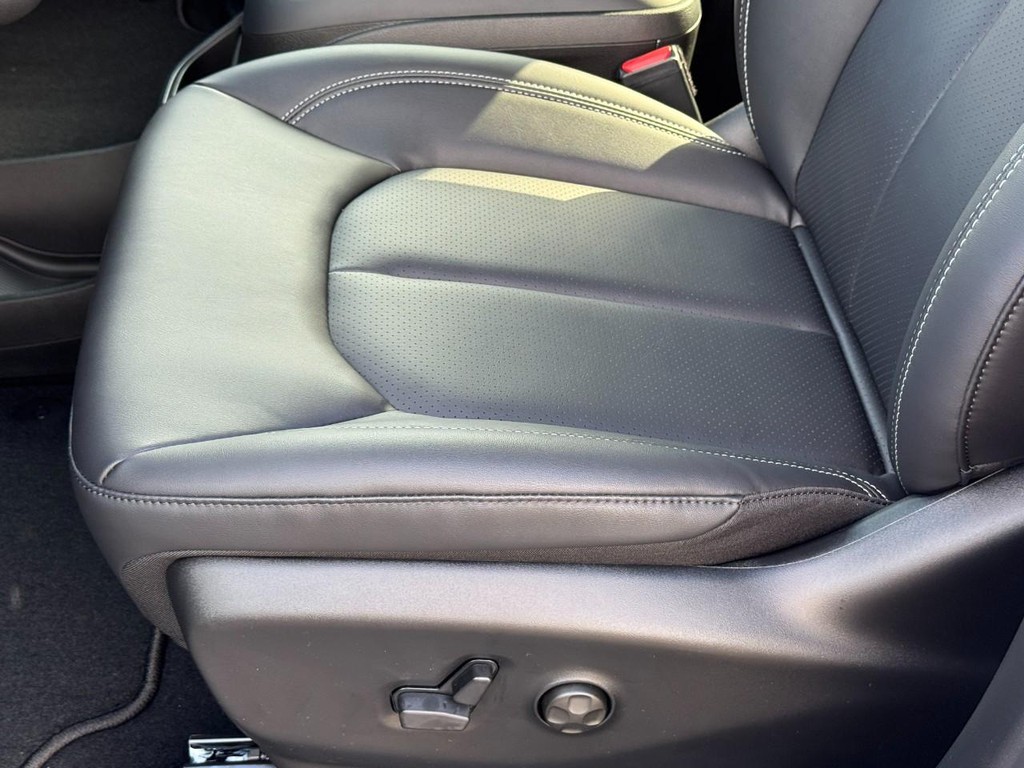 Chrysler Pacifica Vehicle Full-screen Gallery Image 18