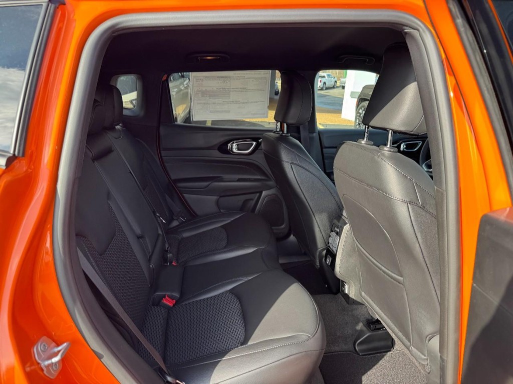 Jeep Compass Vehicle Full-screen Gallery Image 05