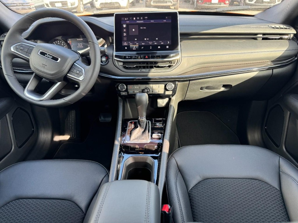 Jeep Compass Vehicle Full-screen Gallery Image 06