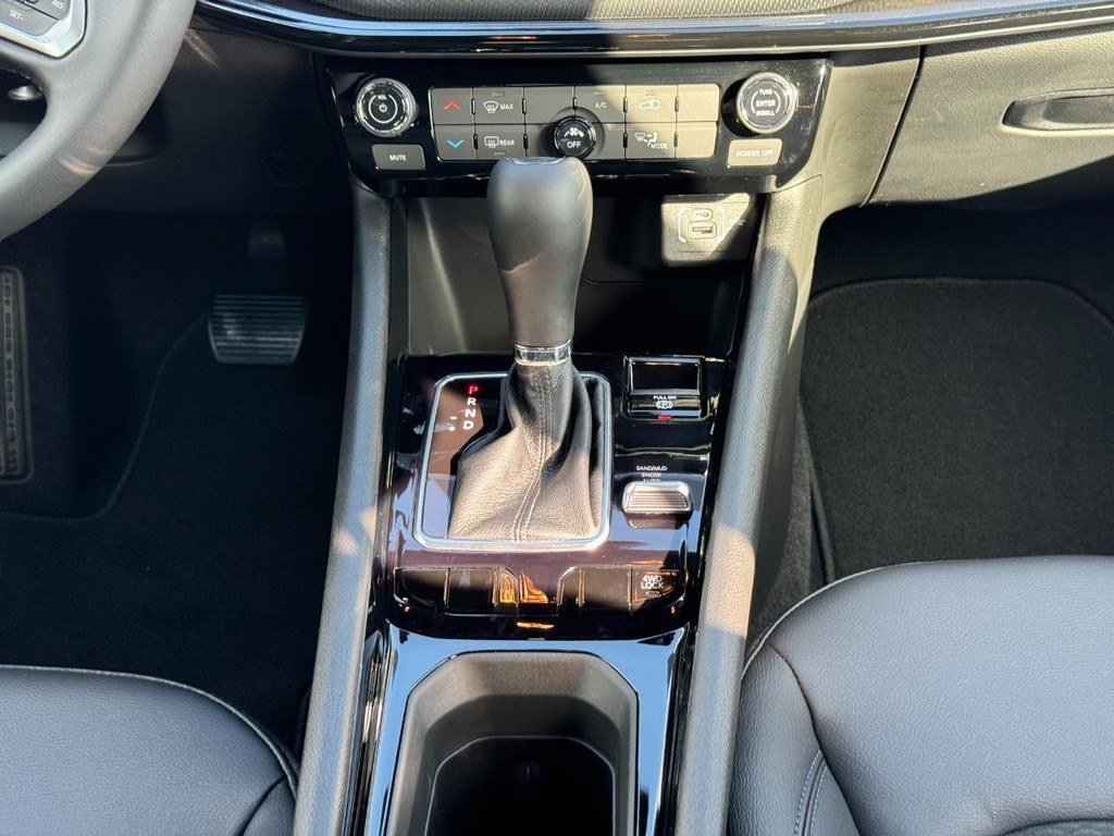 Jeep Compass Vehicle Full-screen Gallery Image 09