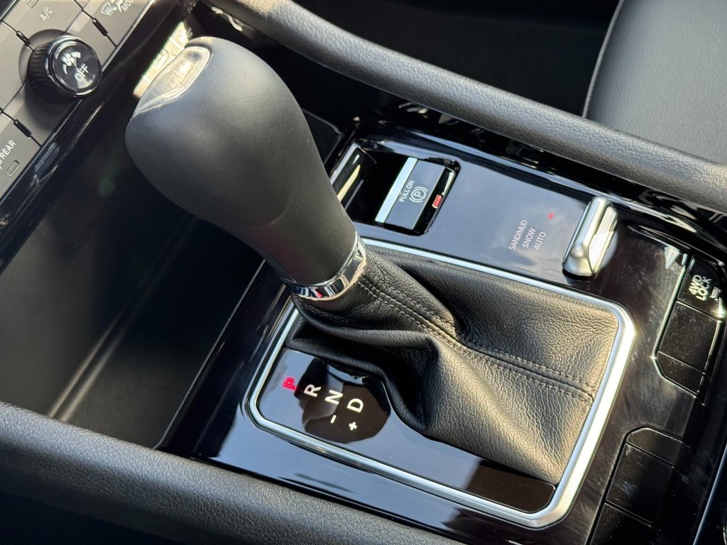 Jeep Compass Vehicle Full-screen Gallery Image 12