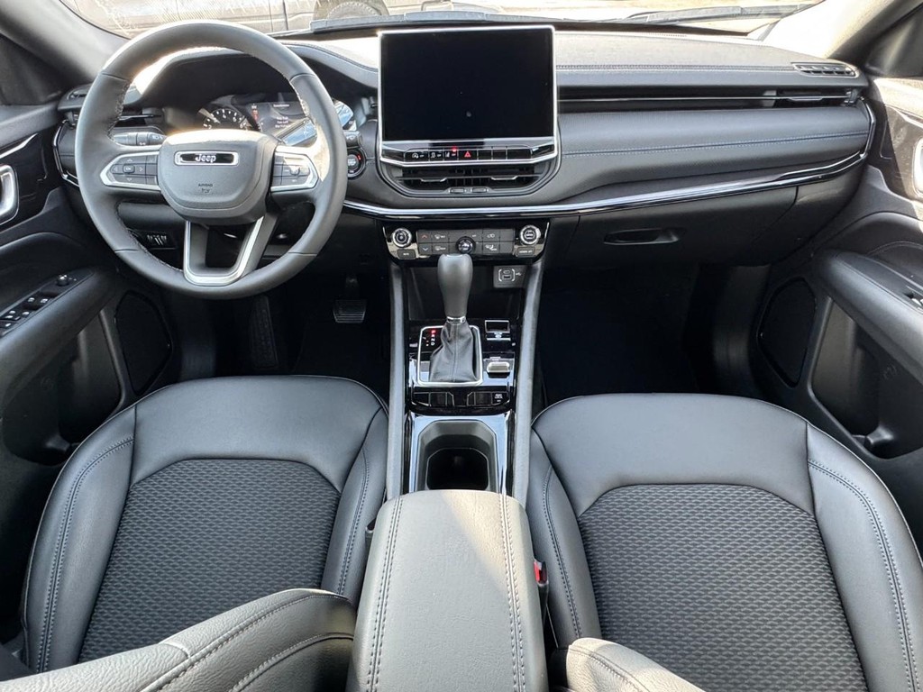 Jeep Compass Vehicle Full-screen Gallery Image 06