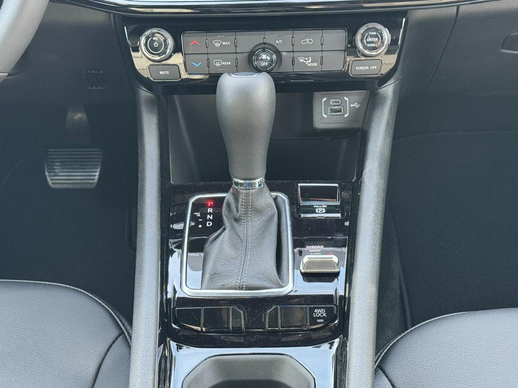 Jeep Compass Vehicle Full-screen Gallery Image 09