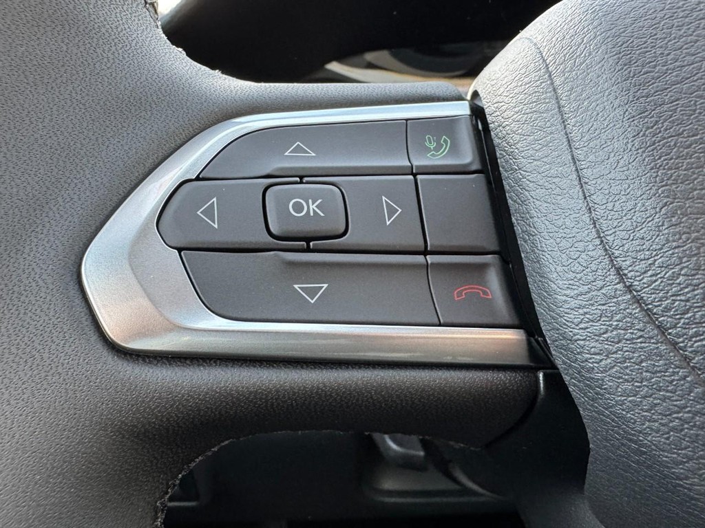 Jeep Compass Vehicle Full-screen Gallery Image 11