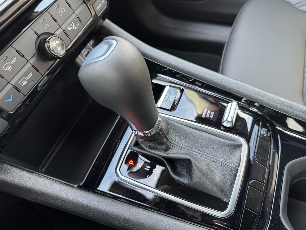 Jeep Compass Vehicle Full-screen Gallery Image 13