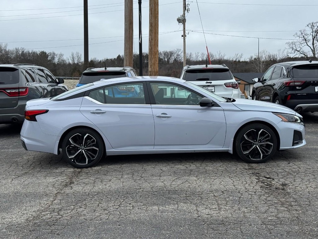 Nissan Altima Vehicle Full-screen Gallery Image 02