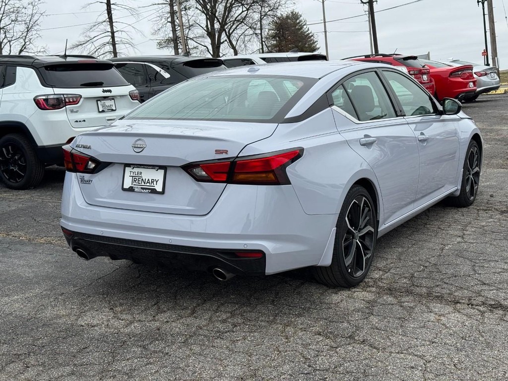 Nissan Altima Vehicle Full-screen Gallery Image 03