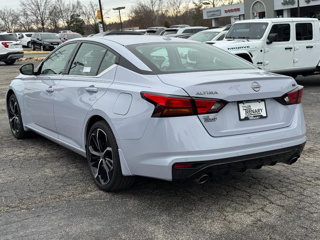 Nissan Altima Vehicle Full-screen Gallery Image 04