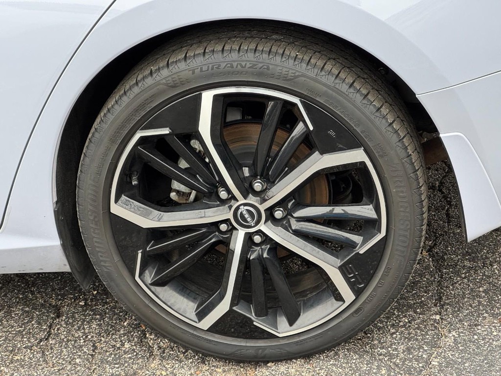 Nissan Altima Vehicle Full-screen Gallery Image 05