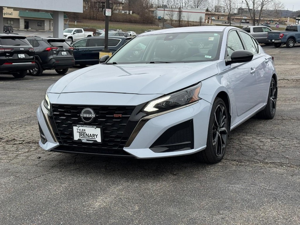 Nissan Altima Vehicle Full-screen Gallery Image 06