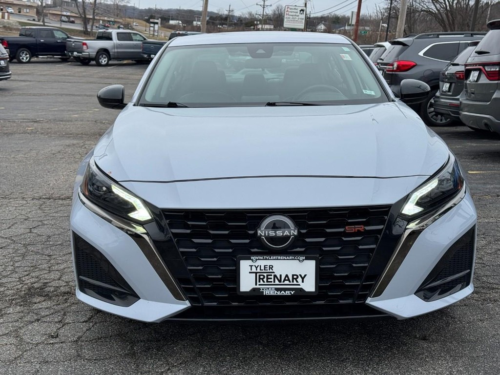 Nissan Altima Vehicle Full-screen Gallery Image 07