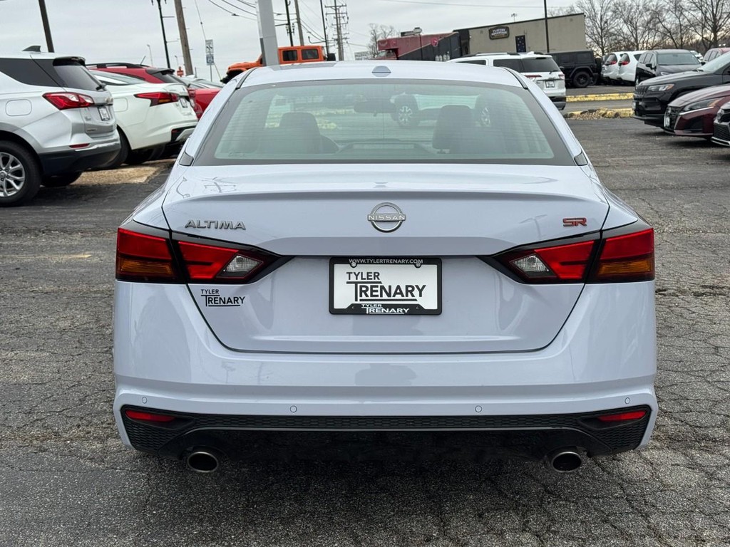 Nissan Altima Vehicle Full-screen Gallery Image 08