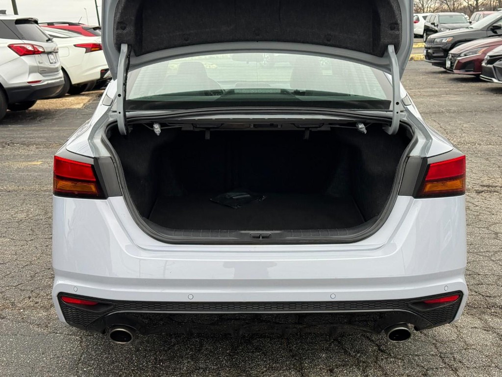 Nissan Altima Vehicle Full-screen Gallery Image 09