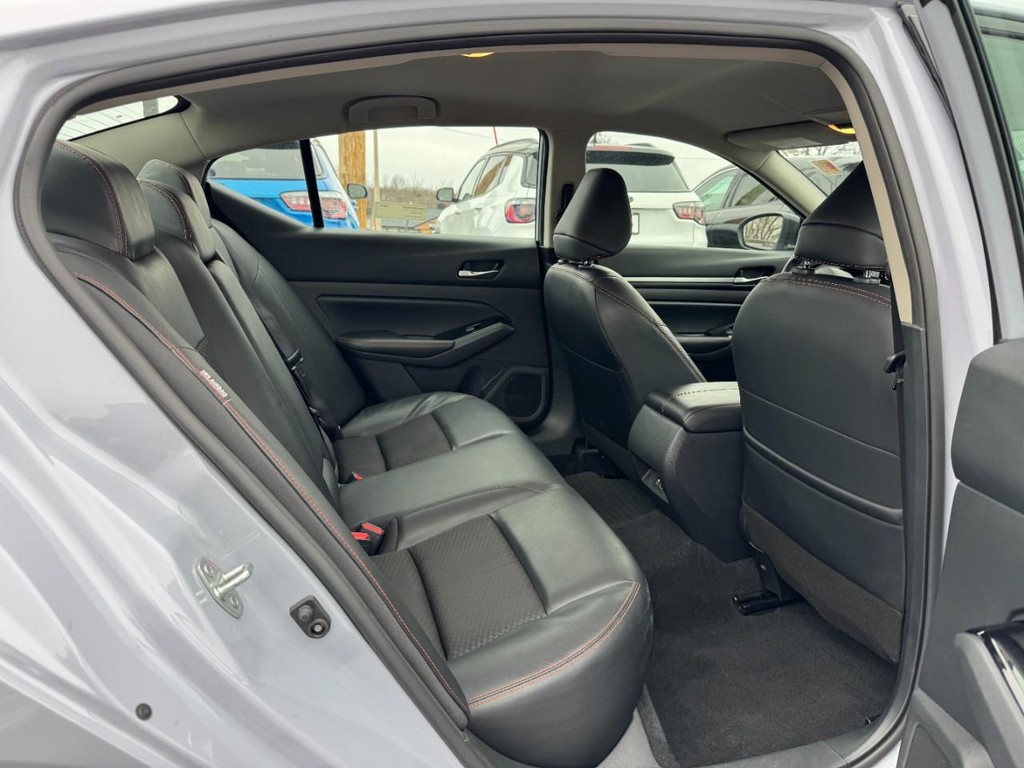 Nissan Altima Vehicle Full-screen Gallery Image 10