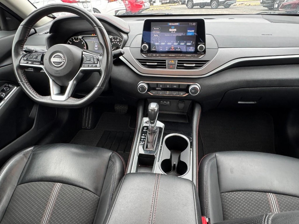 Nissan Altima Vehicle Full-screen Gallery Image 11