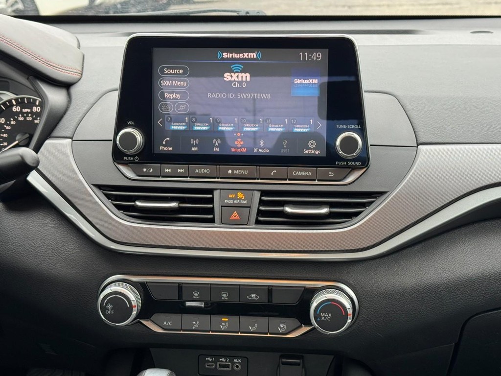 Nissan Altima Vehicle Full-screen Gallery Image 13