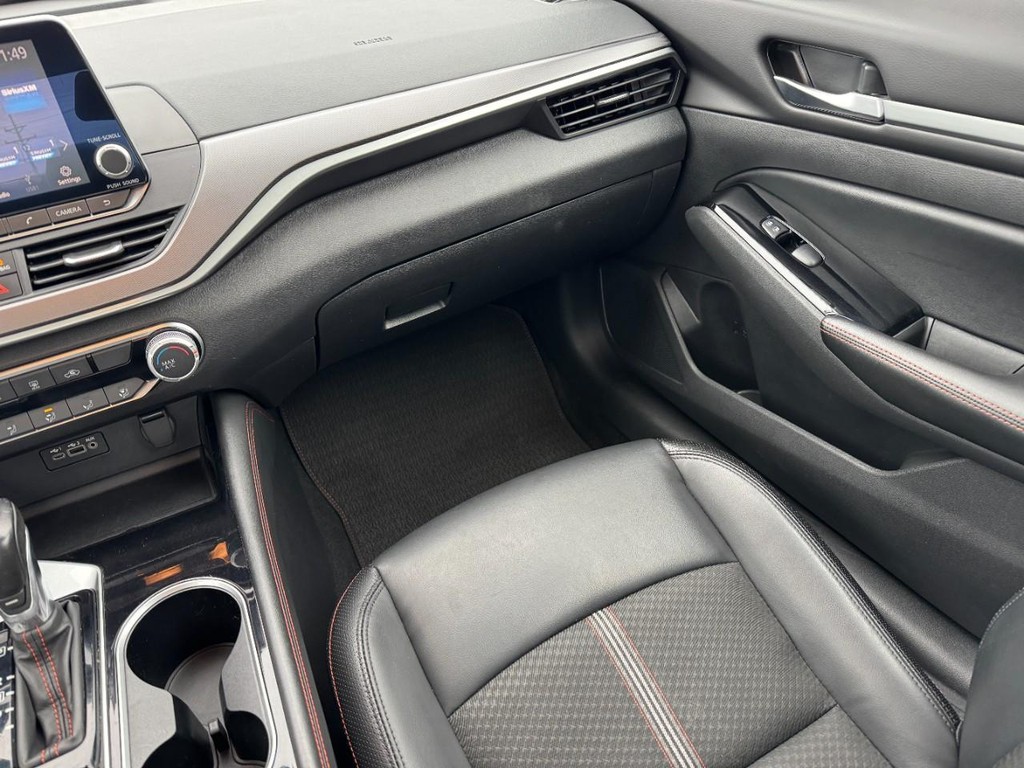 Nissan Altima Vehicle Full-screen Gallery Image 15