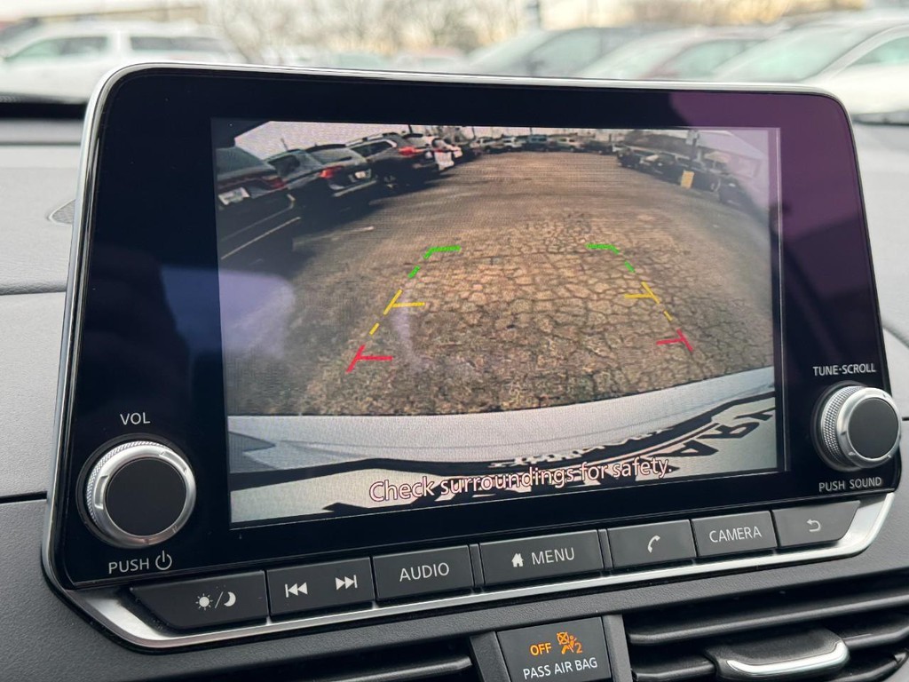 Nissan Altima Vehicle Full-screen Gallery Image 20