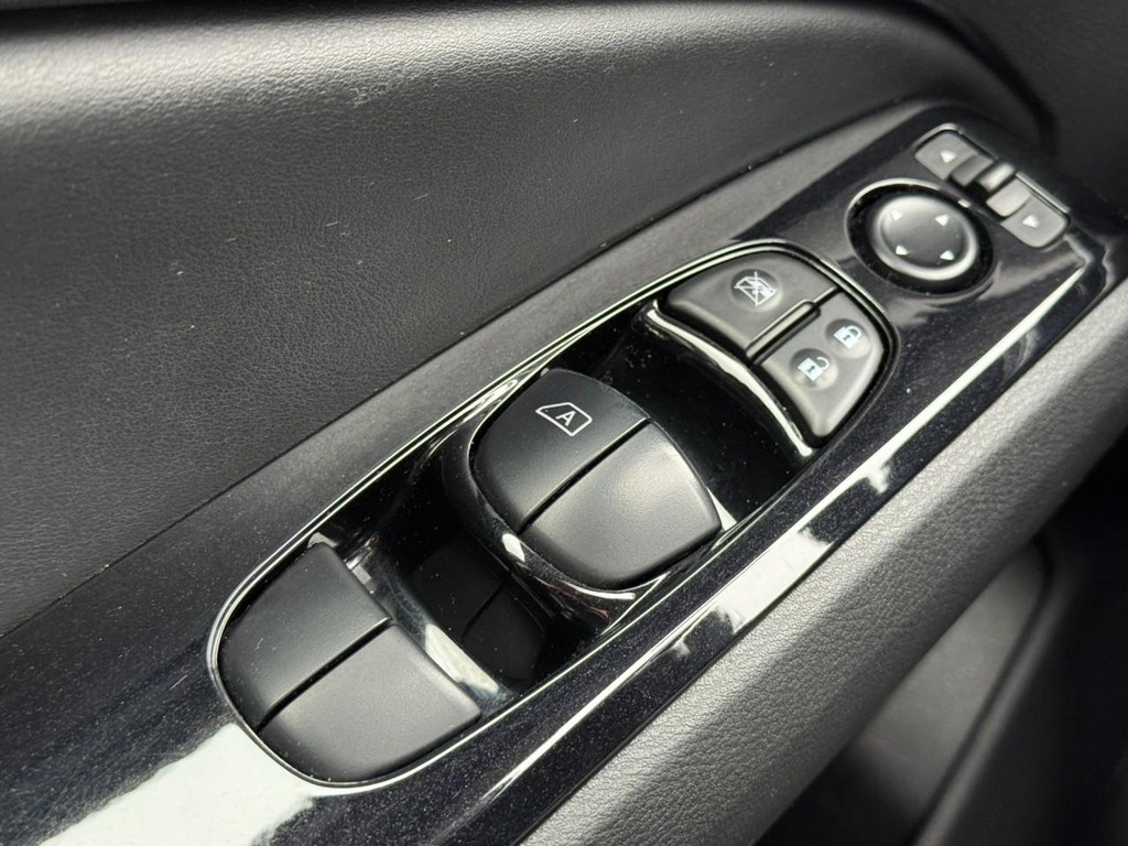 Nissan Altima Vehicle Full-screen Gallery Image 21